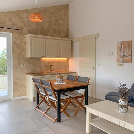 Villa Alara - Charming Villa With Heated Swimming Pool Milohnici Buitenkant foto