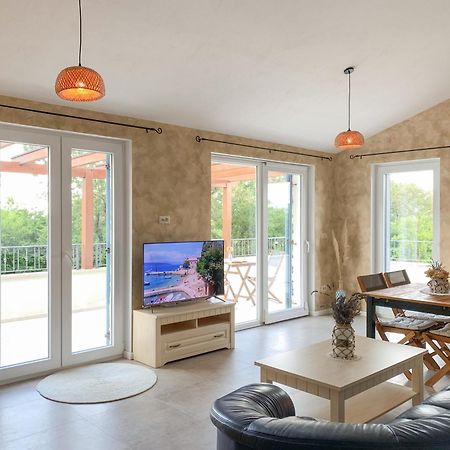 Villa Alara - Charming Villa With Heated Swimming Pool Milohnici Buitenkant foto