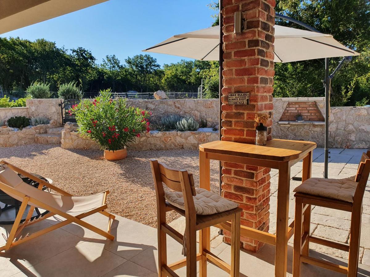 Villa Alara - Charming Villa With Heated Swimming Pool Milohnici Buitenkant foto