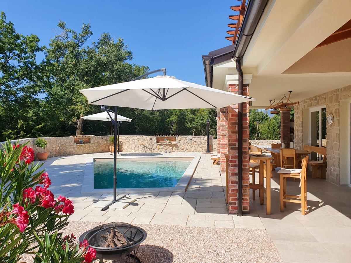 Villa Alara - Charming Villa With Heated Swimming Pool Milohnici Buitenkant foto