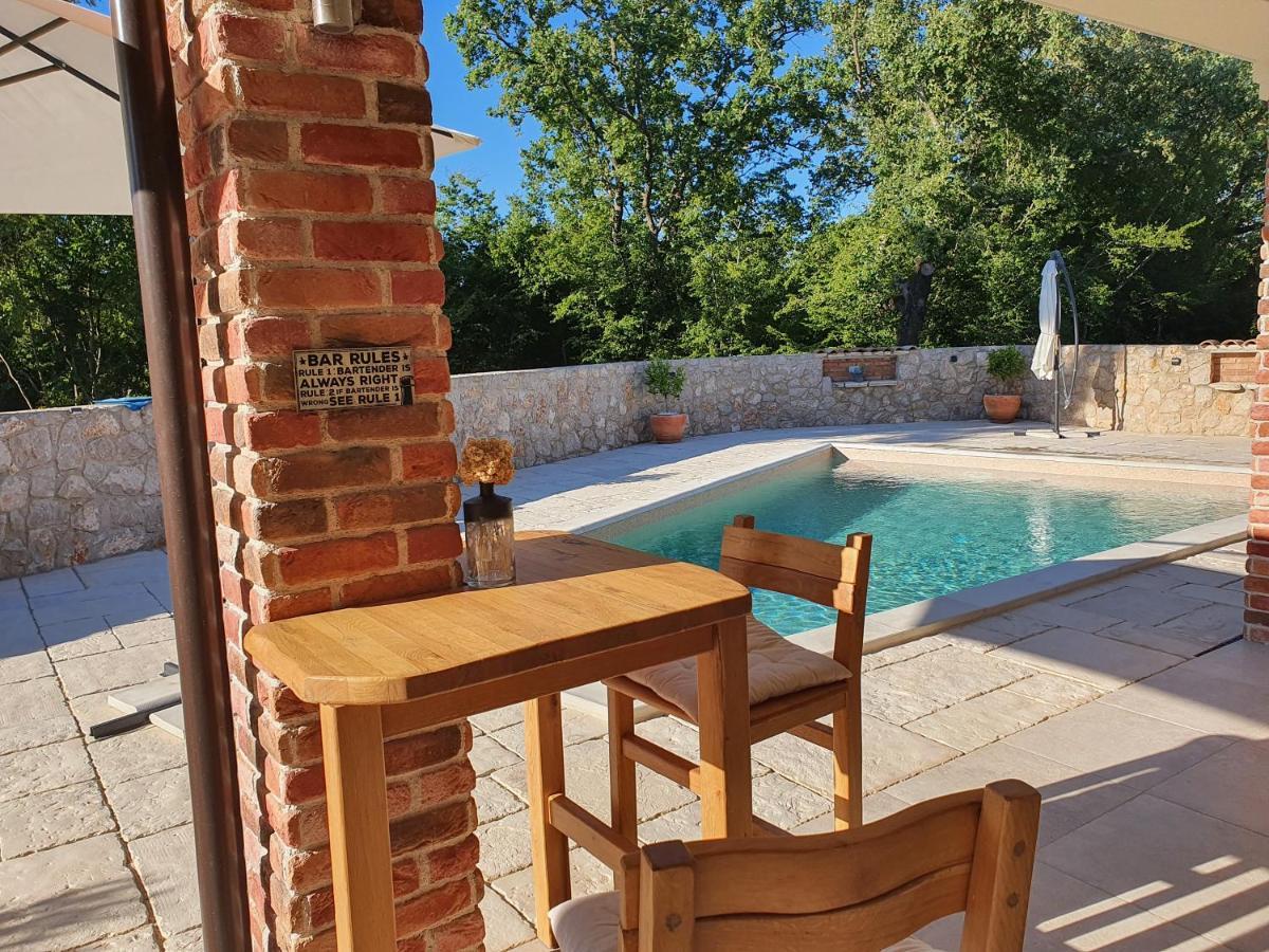 Villa Alara - Charming Villa With Heated Swimming Pool Milohnici Buitenkant foto