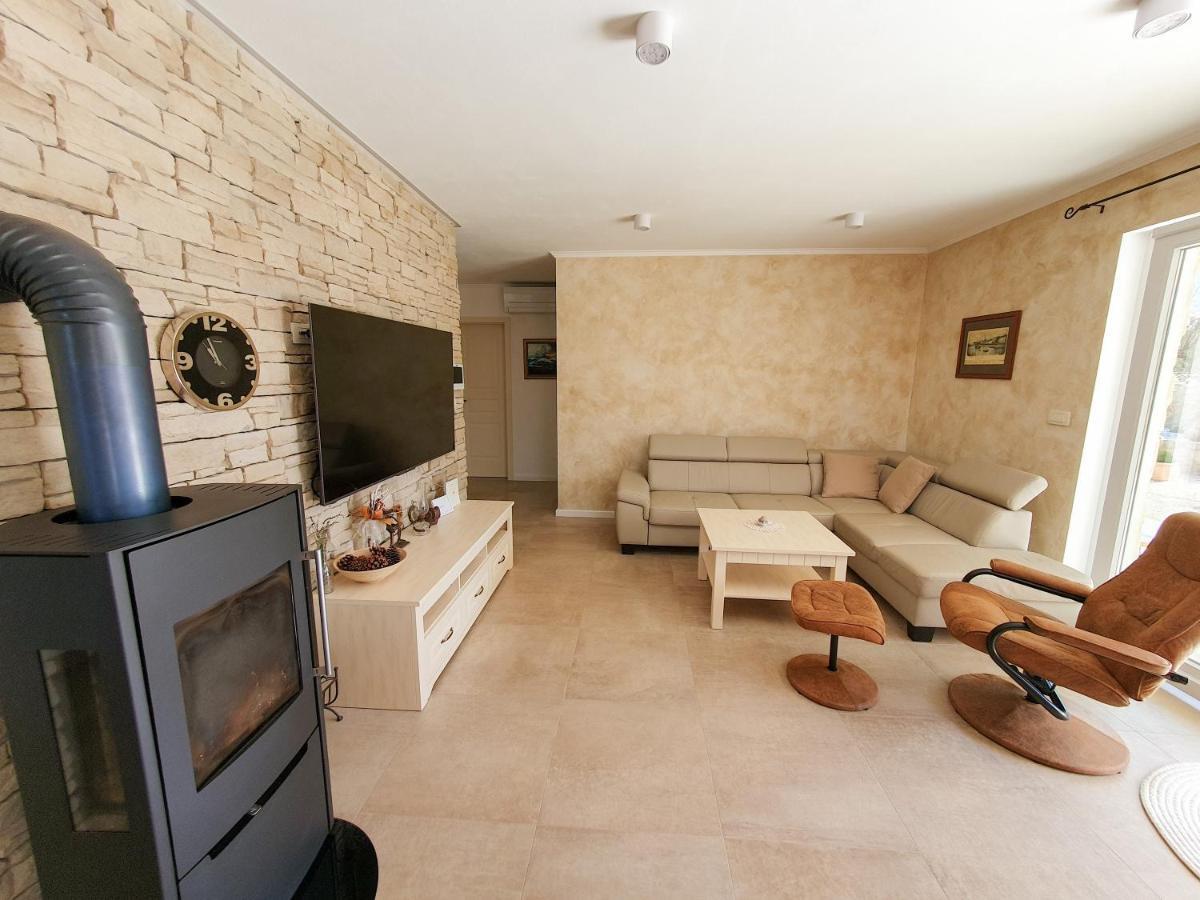 Villa Alara - Charming Villa With Heated Swimming Pool Milohnici Buitenkant foto