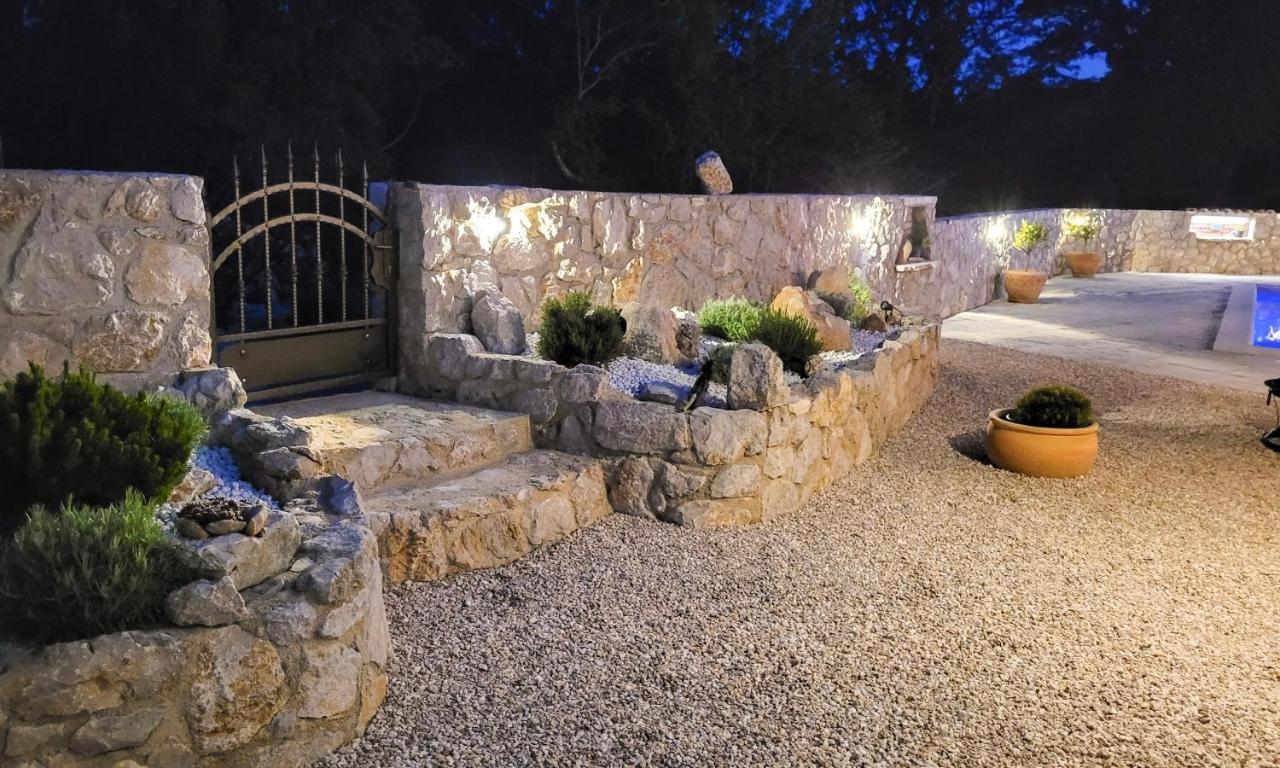 Villa Alara - Charming Villa With Heated Swimming Pool Milohnici Buitenkant foto