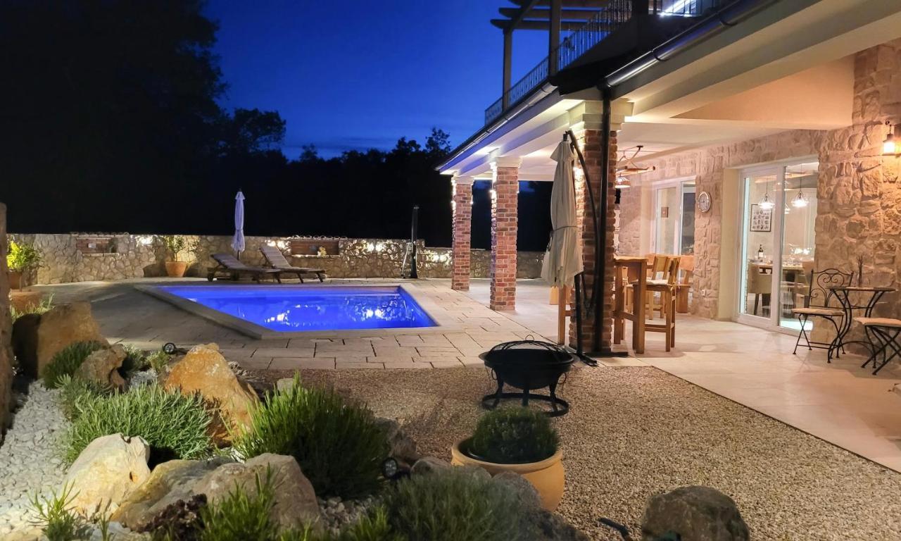 Villa Alara - Charming Villa With Heated Swimming Pool Milohnici Buitenkant foto
