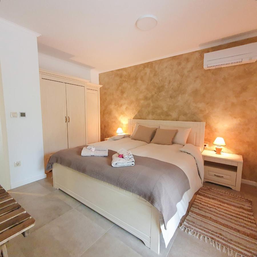 Villa Alara - Charming Villa With Heated Swimming Pool Milohnici Buitenkant foto