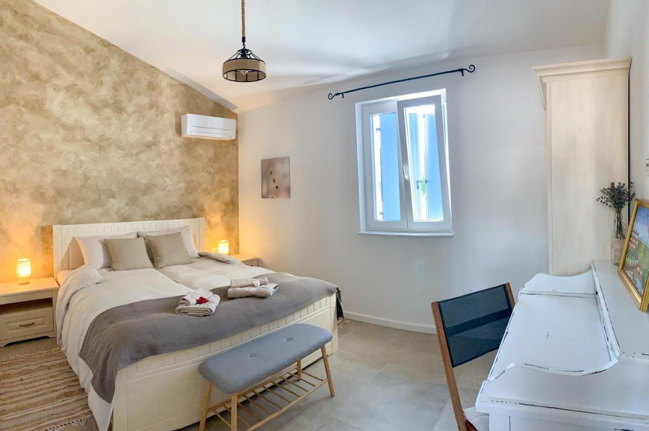 Villa Alara - Charming Villa With Heated Swimming Pool Milohnici Buitenkant foto