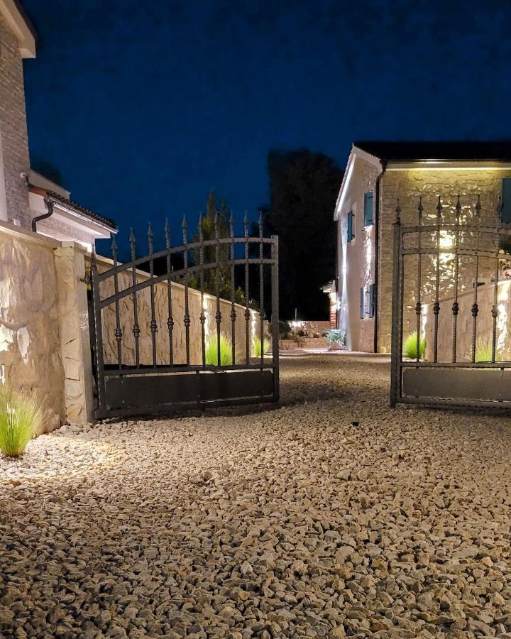 Villa Alara - Charming Villa With Heated Swimming Pool Milohnici Buitenkant foto